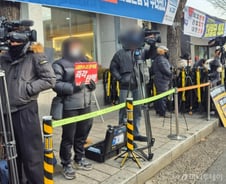 "尹 탄핵심판 직접 볼래" 강추위에 줄 섰다…헌재 앞 찬반 집회도[르포]