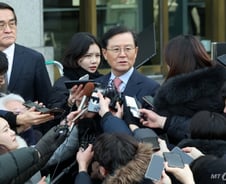 尹 대리인단 "대통령, 적절한 시기에 직접 탄핵심판 나올 것"