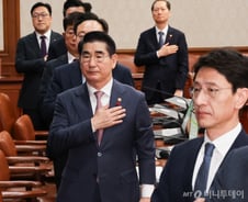 검찰, 김용현 전 국방 휴대폰 압수…계엄 당시 '尹 지시' 증거 나올까