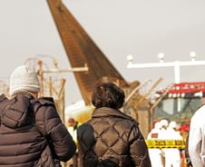 슬픔에 잠긴 무안 여객기 사고 유가족, PTSD 막으려면