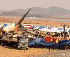 "여기가 어디인가요?" '무안 항공기 사고' 생존자는 남녀 승무원