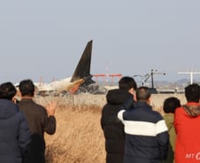이름 호명되자 주저 앉은 유족 오열…무안공항 사망자 22명 신원 확인