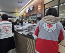 "첫끼네요" 힘겹게 든 숟가락…무안공항에 작은 온기 채운 떡국 [르포]