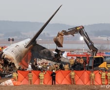 '항공기 추락' 사망자 177명…"60명 신원확인, 2명 수색 중"