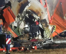 '제주항공 참사' 생존 男승무원, 중환자실 입원…"깨보니 구조돼있어"