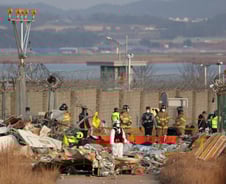 세계 어디서도 본적 없어…활주로 끝 '콘크리트 둔덕' 화 키웠다?