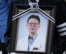 "내 머리에 폭탄 심었지" 진료 중 돌변한 환자…끝내 목숨 잃은 의사[뉴스속오늘]