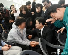 무안 참사현장 찾은 與권성동 "할 수 있는 최대한 최선을 다하겠다"