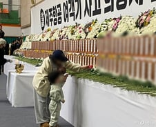 "엄마, 장난감 줘도 돼"…분향소 찾은 4살, 숨진 동갑내기에 선물
