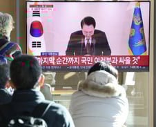 사상 첫 현직 대통령 체포영장 청구…尹 영장 발부돼도 경호원이 저지?