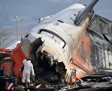 동체착륙에도 큰 손상 없었는데…해외서도 '콘크리트 구조물' 의문