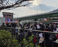 초유의 현직 대통령 체포영장…관저 앞 진보·보수단체 충돌