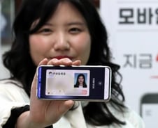 지갑 대신 스마트폰에서 꺼내는 '주민등록증'…내년부터 바뀌는 것들
