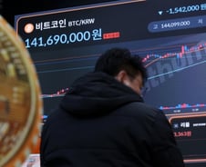 10만달러 넘겼던 비트코인, 15% '뚝'…그래도 "트럼프만 믿는다"?