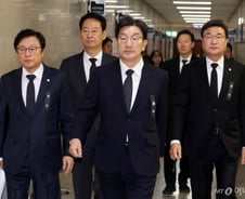 尹 체포영장 발부에…권성동 "현직 대통령 구금 시도 적절치 않다"