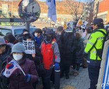 윤 대통령 관저 앞 침통한 모습으로 '애국가'…건너편에선 환호성[르포]