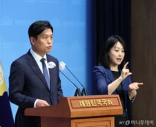 민주당 "尹 체포영장 발부, 자업자득…순순히 체포에 응하라"