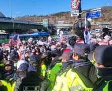 "윤 대통령 지키자"…관저 앞 모인 지지자들, 경찰과 대치[영상]