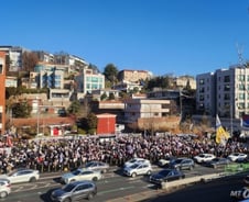 '아수라장' 된 대통령 관저…尹 지지자들 경찰과 몸싸움도