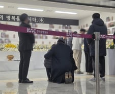 "이거 해도 돼?" 두아들 안고 통곡…슬픔 가득한 '무안공항 분향소'[르포]