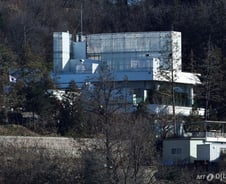 윤 대통령 체포영장에 '거부 불가능' 명시한 법원…변호인단 "불법 무효"