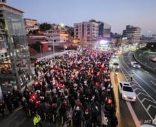 "한남대로 메워 체포 막자"…6000명 대통령 관저 앞 집결 [르포]