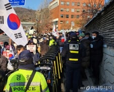 윤 대통령 체포 막으려…"24시간 대기" 지지자들 '불침번'까지 선다