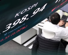 새해 첫 거래일 코스피 2400선 내어줬다…개인 홀로 '사자'