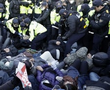 '지지·규탄' 충돌 아수라장된 한남동…일부 지지자 강제해산 [르포]