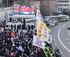 "수방사가 막고 있다" "와!" 눈물…윤 대통령 체포시도에 지지자 집결[르포]