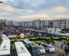 한남동 몰려간 시민들…"서 있을 자리도 없어요" 모든 차선 채웠다[르포]