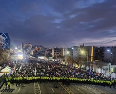 해 저물자 '응원봉' 또 켜졌다…새해 첫 주말, 둘로 갈라진 한남동[르포]