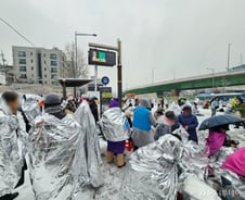 대설주의보에도 은박 담요 덮고 밤샘…눈도 집회 열기 못 꺾었다[르포]