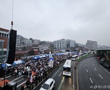 "공수처 꺾었다" "목숨 내놓고 지켜야"…윤 대통령 지지자들 환호[르포]