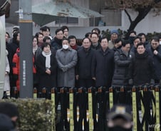 尹 체포 막으려 국민의힘 의원들 40여명 관저 앞 집결 "영장 원천 무효"