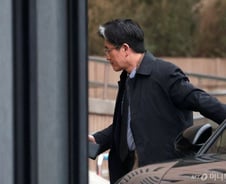 체포 시한 D-Day, 집행 권한 경찰에 넘긴 공수처장…'묵묵부답' 출근