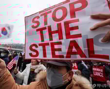 '체포 위기' 넘긴 윤 대통령의 반격…지지율 반등세 타고 '세 결집'