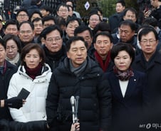 尹관저앞 與의원 40여명 집결·'내란죄 삭제' 맹공…"尹과 분리 어려워"