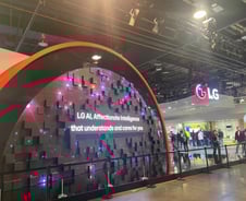 25억 올레드 TV 아트·'핫템'스탠바이미2까지…LG전자 부스 가보니