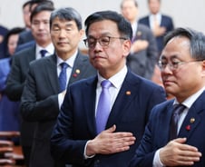 尹 체포에 '거리두기'… 최상목 권한대행 또 '침묵' 택했다