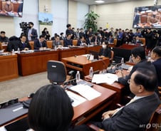 與 "내란죄 삭제, 말 안 돼" vs 野 "수괴 방패는 사퇴"···국조특위 신경전