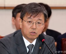 헌재 사무처장 "내란죄 제외, 재판부 권유 따랐다는 주장 사실 아냐"