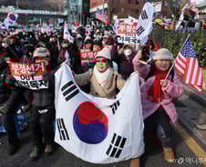 법원, 윤석열 대통령 두 번째 체포영장 발부…유효기간 연장