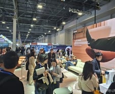 [르포]이정재 없어도 '긴 줄'…안마 끝낸 외국인 "아이 라이크 잇"