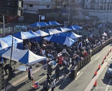 "장갑차 와도 체포 막겠다" 밤샘 집회…2030 주축 '백골단'도 등장[르포]