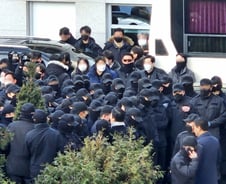 경호처 1명당 경찰 4명이 '뜯어내기'…尹 체포 2차 시도 2800명 동원