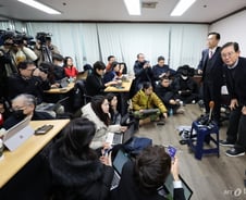 尹측 "현직 대통령 수갑 채우는 '보여주기식 체포' 걷어치워라"