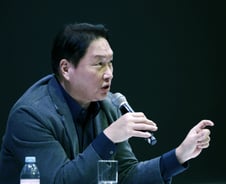 최태원 회장이 미국에서 전한 희소식… 급등한 SK하이닉스·SKC