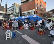 "귀 떨어져 나가" "양말은 세 겹"…꽁꽁 얼어도 한남동 집회는 계속[르포]