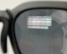 뮤지컬 보며 썼더니 실시간 자막이…CES에 뜬 '착한 스마트 안경'